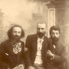 Слева направо: Ованес Костанян, Ованес Туманян, Аветик Исаакян, Александрополь, 1901 год